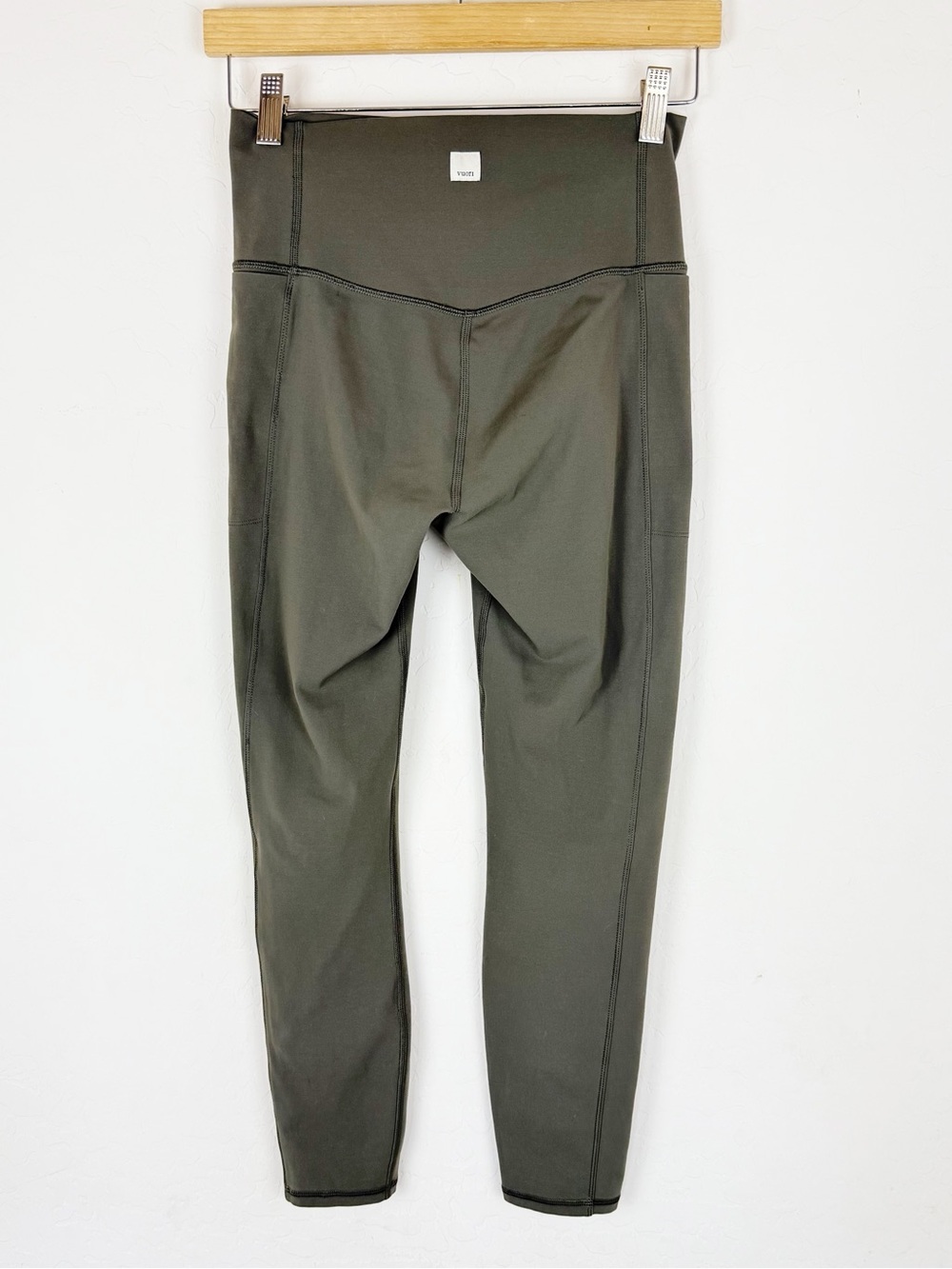 Vuori Studio Pocket Leggings in Oregano Green